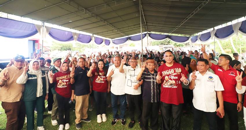 Warga masyarakat yang datang memadati lokasi kampanye Calon Bupati dan Wakil Bupati Gorontalo, Sofyan Puhi dan Tony Junus, di Desa Dulohupa, Kecamatan Telaga, Rabu (6/11/2024). (Foto: Tim media Sofyan-Tony)