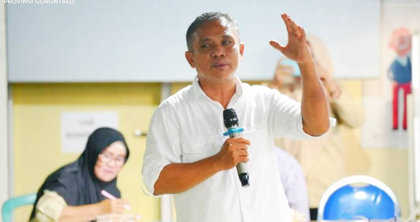Anggota KPU Provinsi Gorontalo, Opan Hamsah saat mengadakan Sosialisasi Pendidikan Pemilih bagi Segmen Disabilitasdi Desa Tenggela, Kecamatan Tilango, Kabupaten Gorontalo, pada Kamis (21/11/2024). (Foto : Dok. KPU)