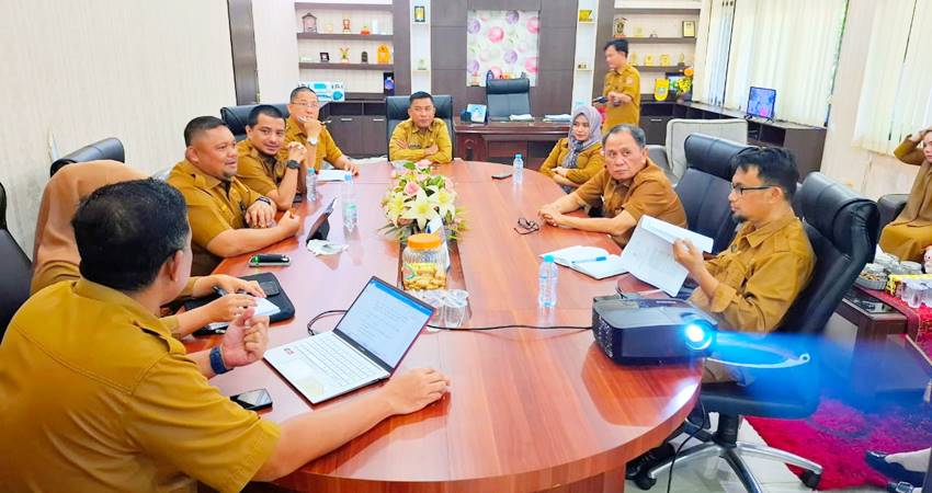 Suasana pembahasan rapat finalisasi rancangan Perkada TPP tahun 2025, di ruang kerja Sekda Kabupaten Gorontalo, Selasa (19/11/2024). (Foto: Hms Pemkab Gorontalo)