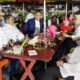 Usai mengikuti debat yang diselenggarakan KPU Gorontalo, Cagub dan Cawagub Gorontalo, Tonny Uloli dan Marten Taha ketika menikmati produk makanan PKL yang ada di Lapangan Taruna Remaja Kota Gorontalo, Rabu (20/11/2024) malam. (Foto: Tim media TU-MT)