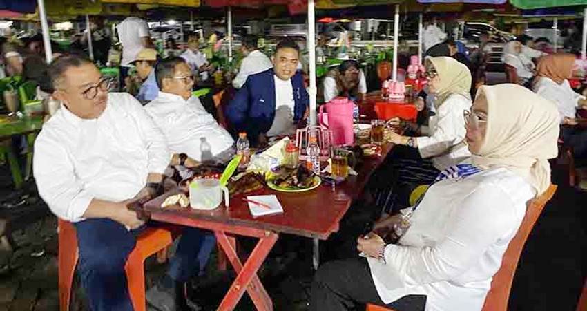 Usai mengikuti debat yang diselenggarakan KPU Gorontalo, Cagub dan Cawagub Gorontalo, Tonny Uloli dan Marten Taha ketika menikmati produk makanan PKL yang ada di Lapangan Taruna Remaja Kota Gorontalo, Rabu (20/11/2024) malam. (Foto: Tim media TU-MT)