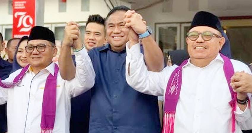 Paslon Gubernur dan Wakil Gubernur Gorontalo, Tonny Uloli dan Marten Taha ketika pose bersama dengan Anggota DPR RI, Rachmat Gobel.