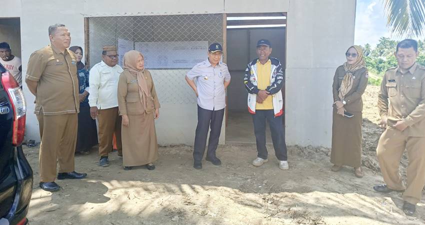 Pjs Bupati Gorontalo, Syukri Botutihe saat mengunjungi pembangunan Ponpes Tahfidz Qur'an Sulaimaniyah Usman Tayeb, di Dusun Lantolo, Desa Molalahu, Kecamatan Pulubala, Rabu (13/11/2024). (Foto: Hms Pemkab Gorontalo)