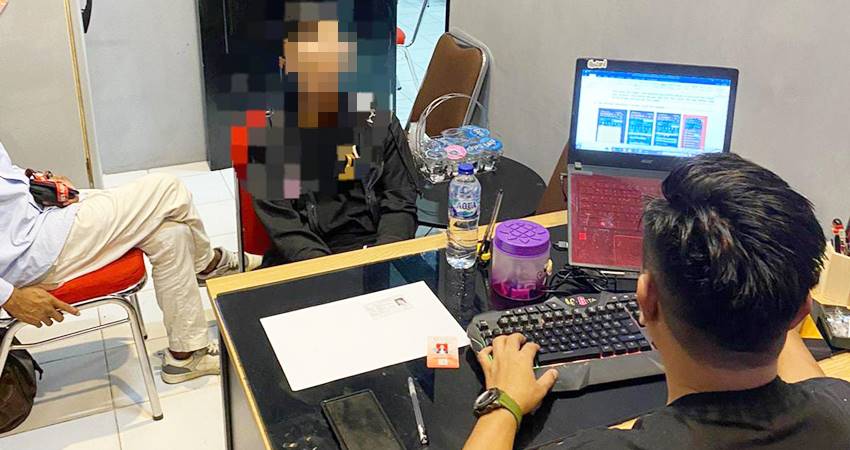 FA (32), warga Kecamatan Hulonthalangi, saat menjalani pemeriksaan Polisi usai tertangkap tangan menjemput setoran judi online (Foto: Humas Polresta Gorontalo Kota).