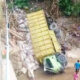 Truck terbalik di Jembatann Pulubala (Foto: Tangkapan layar video pemilik akun facebook Ayah Ipon)