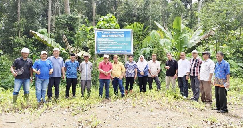 Jajaran kades yang desanya masuk dalam binaan PT. IGL dan BTL ketika berpose di wilayah konservasi. (Foto: Hms BJA)