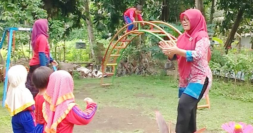 MASA anak usia dini merupakan suatu fase emas perkembangan anak. Dimana pada masa ini anak memiliki kematangan emosi, sosial, fisik dan psikis. Anak usia dini