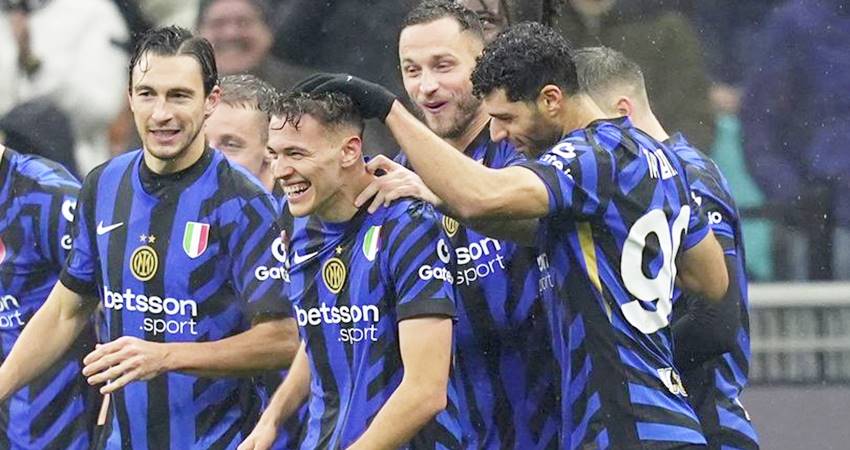 Skuad Inter Milan merayakan gol Kristjan Asllani ke gawang Udinese di Giuseppe Meazza, Jumat (20/12/2024). (c) Spada/LaPresse via AP Photo