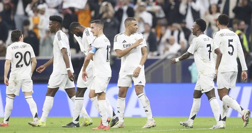 Skuad Real Madrid merayakan gol Kylian Mbappe ke gawang Pachuca di Piala Interkontinental, Kamis (19/12/2024). (c) AP Photo/Hussein Sayed