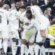 Skuad Real Madrid merayakan gol Kylian Mbappe ke gawang Sevilla, Minggu (22/12/2024). (c) AP Photo/Bernat Armangue