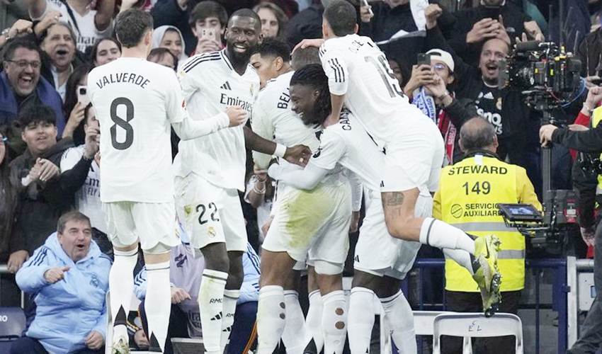 Skuad Real Madrid merayakan gol Kylian Mbappe ke gawang Sevilla, Minggu (22/12/2024). (c) AP Photo/Bernat Armangue