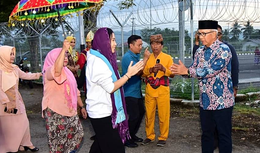 Pertama Kali Ke Gorontalo, Wamen PPPA Veronica Tan Disambut Adat