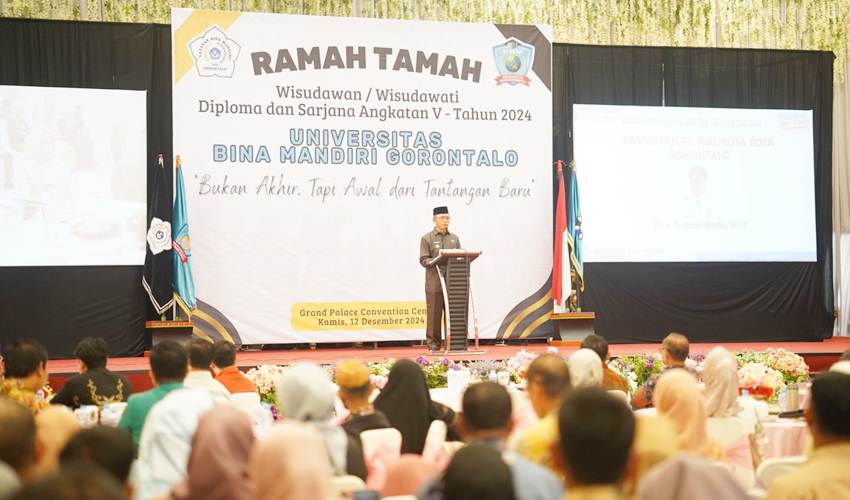 Pj Wali Kota Gorontalo, Ismail Madjid ketika memberikan sambutan pada acara ramah tamah wisudawan tahun 2024, yang digelar UBM di Grand Palace Convention Center(GPCC), Kamis (12/12/2024).