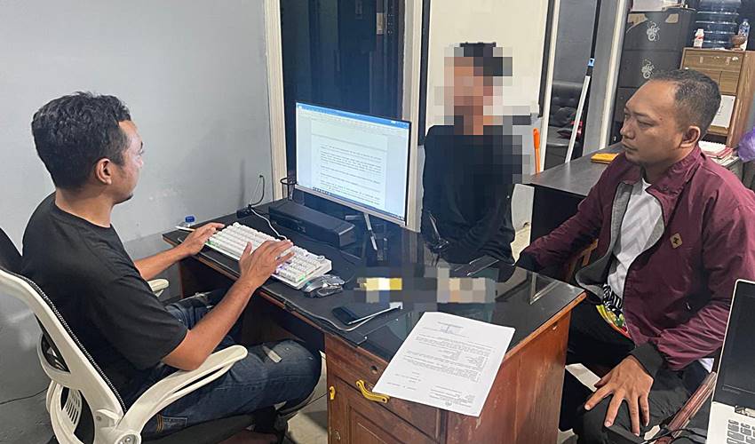 FL, terduga pelaku penikaman di sebuah warung makan di Kota Gorontalo saat menjalani pemeriksaan oleh Penyidik Satreskrim Polresta Gorontalo Kota (Foto: Hms Polresta Gorontalo Kota) - dendam