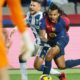 Jules Kounde coba menekel lawan di laga Barcelona vs Leganes, La Liga 2024/2025 (c) AP Photo/Joan Monfort