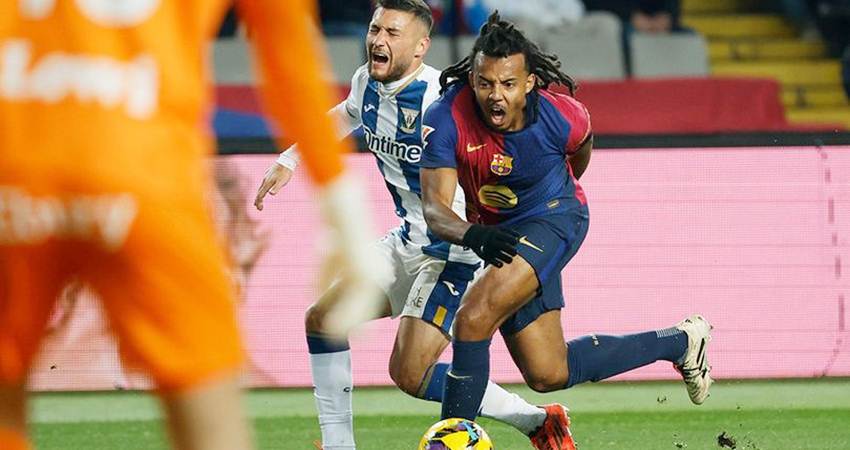 Jules Kounde coba menekel lawan di laga Barcelona vs Leganes, La Liga 2024/2025 (c) AP Photo/Joan Monfort