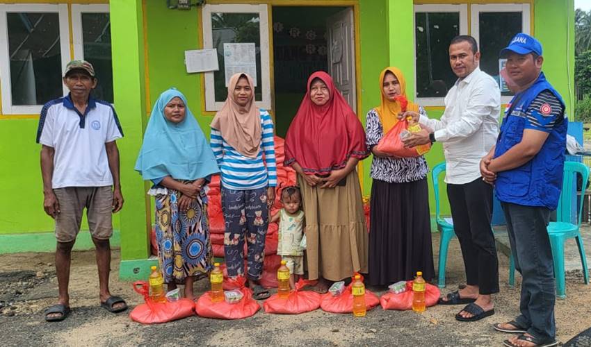Aleg PDIP Gorut Salurkan Bantuan For Korban Banjir di Gentuma Raya