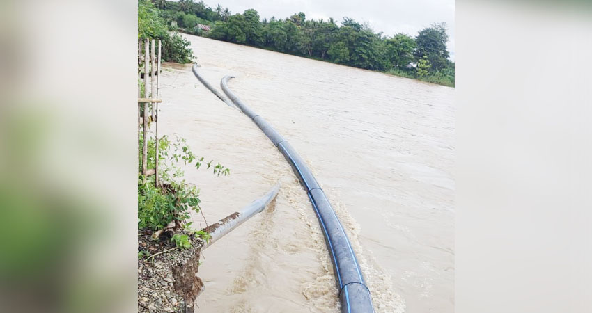 Pipa transmisi yang rusak akibat dihantam luapan air Sungai Bone.