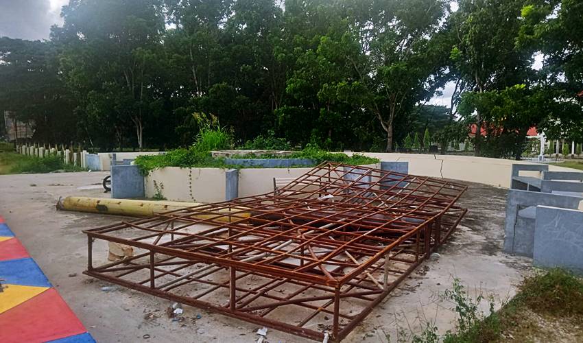 Taman mini yang ditumbuhi rumput liar dan menjadi tumpukan besi tua. (Foto: Alosius Budiman)