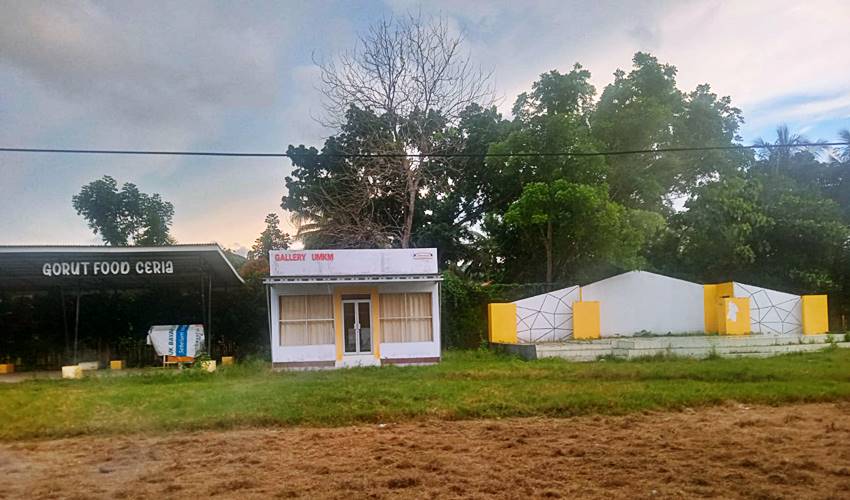Sejumlah bangunan di bagian belakan RTH yang tidak terurus. (Foto: Alosius Budiman)
