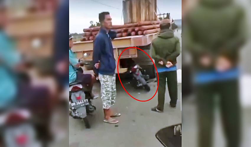 Seruduk Truk Gandeng Tengah Terparkir, Pengendara Motor Matic Tewas