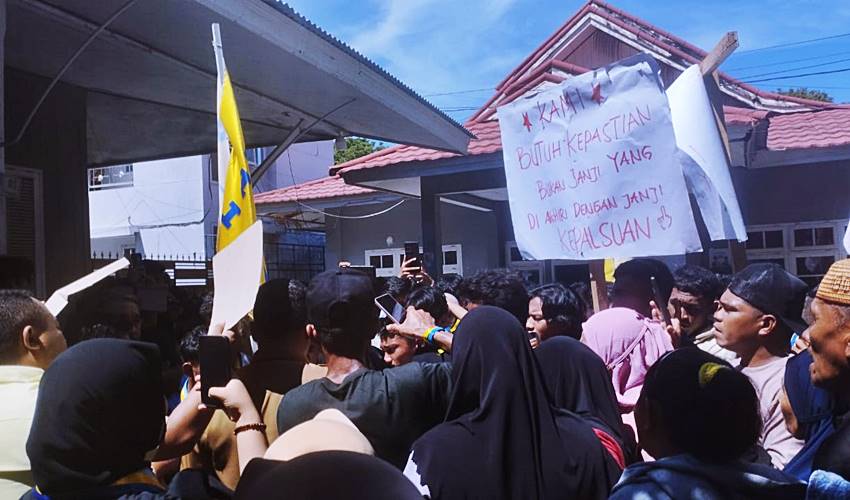 Tolak PSN, Ratusan Warga Pohuwato Demo Kantor DLHK Provinsi