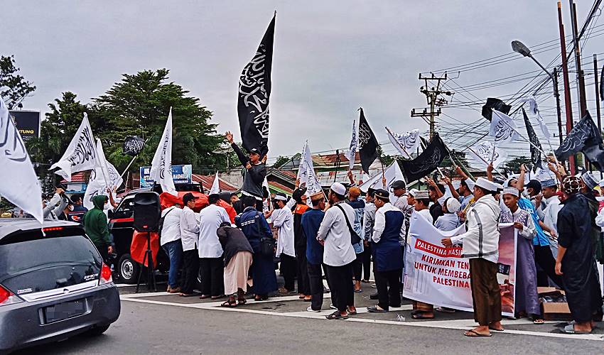 Aliansi Masyarakat Gorontalo Peduli Palestina Gelar Aksi Damai di Bundaran Telaga