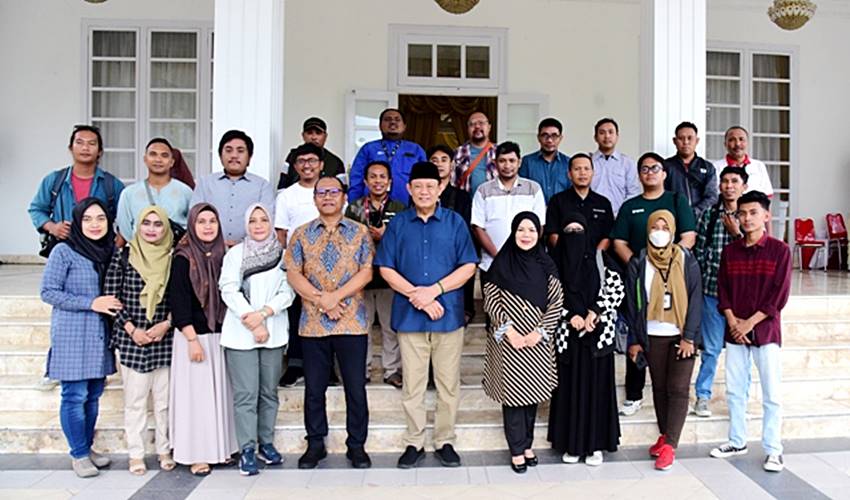 Gubernur Gusnar Minta Media Ikut Kawal Program Pemerintahan Gusnar-Idah