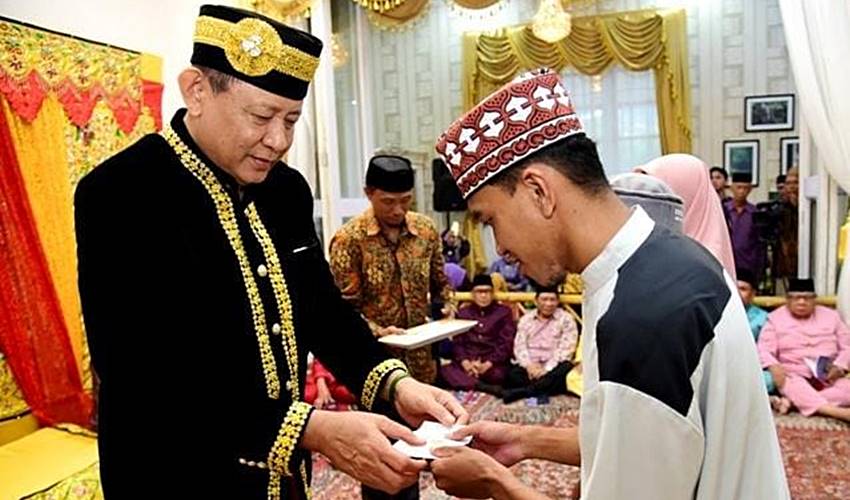 Gubernur Gusnar Serahkan Santunan untuk 150 Anak Panti Asuhan