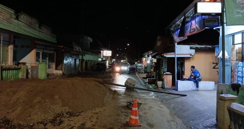 Jalan Yos Sudarso yang diblokade warga.