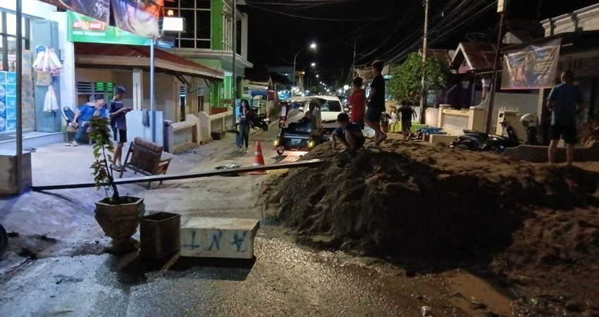 Jalan Yos Sudarso yang diblokade warga.