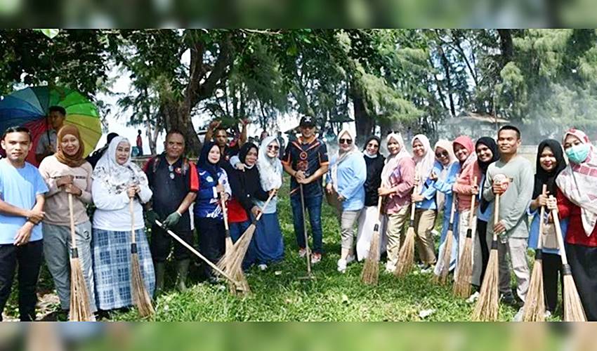 Wabup Lahmuddin Pimpin Kerja Bakti di Pantai Bolihutuo