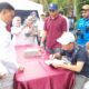 Tere Liye saat menandatangani bukunya untuk peserta di sela kegiatan bedah buku “Janji” dalam rangkaian Pesona Tameto 2025. (Foto: Iskar Samarang/Mahasiswa magang UNG)