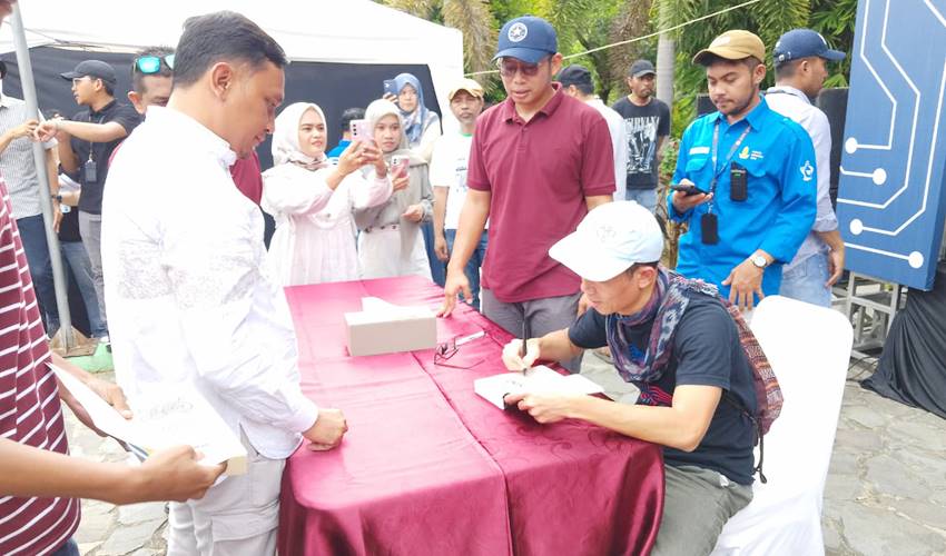 Tere Liye saat menandatangani bukunya untuk peserta di sela kegiatan bedah buku “Janji” dalam rangkaian Pesona Tameto 2025. (Foto: Iskar Samarang/Mahasiswa magang UNG)