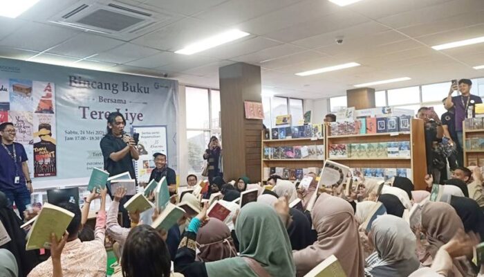 Ratusan Pecinta Literasi Hadiri Bincang Buku Bareng Tere Liye dan JS Khairen di Gramedia