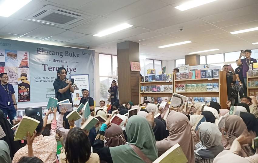 Suasana bincang buku yang menghadirkan dua penulis ternama, yakni Tere Liye dan JS Khairen di Gramedia Gorontalo, Sabtu (24/5/2025). (Foto: Fitra Usman/Mahasiswa magang UNG)