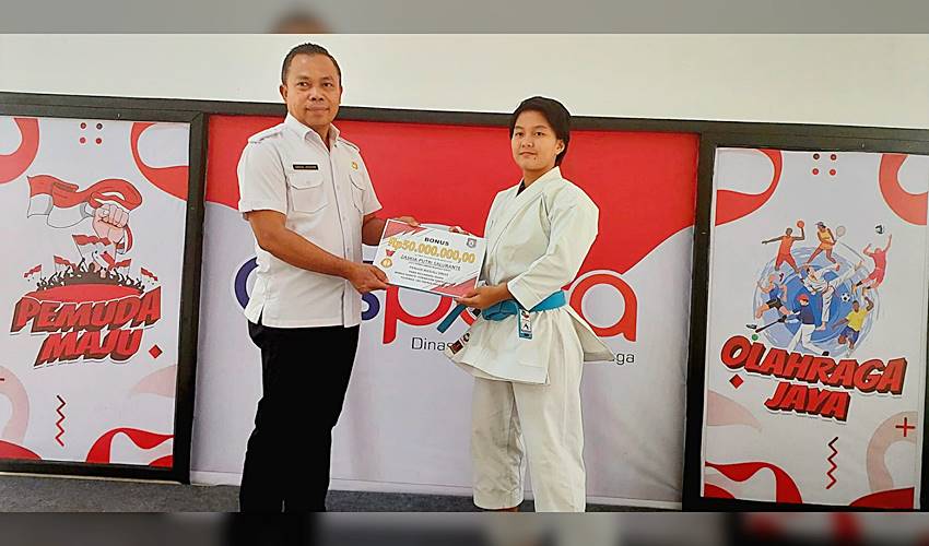 Atlet Karate Zaskia Salurante Terima Bonus Prestasi dari Pemprov Gorontalo
