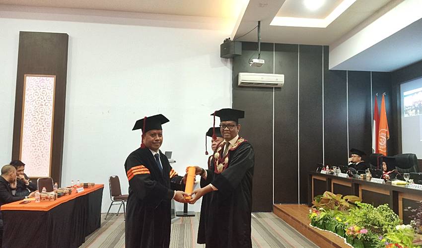 Rektor Universitas Pohuwato Raih Gelar Doktor dengan Predikat Pujian di UNG