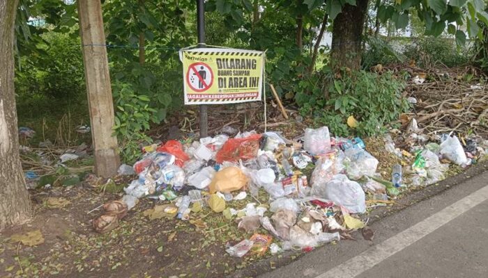 Tumpukan Sampah ‘Hiasi’ Bahu Jalan di Desa Moutong Kabupaten Bone Bolango
