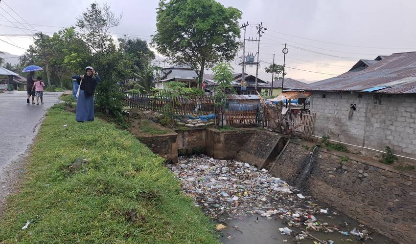 Tumpukan Sampah Sumbat Aliran Sungai di Desa Moutong, Pemerintah Diminta Cari Solusi Konkret