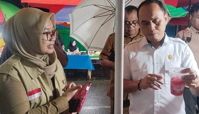 Bareng Kepala Dikes Kabgor, Zulfikar Turun Mendampingi BPOM Uji Makanan Takjil