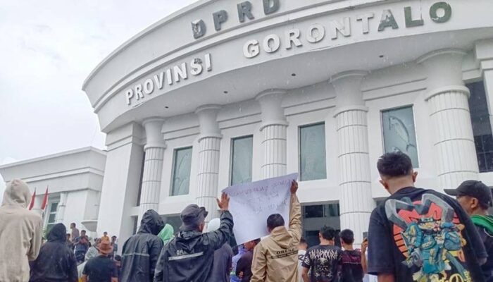 Demo Penambang Asal Bone Bolango di Deprov Gorontalo Nyaris Ricuh