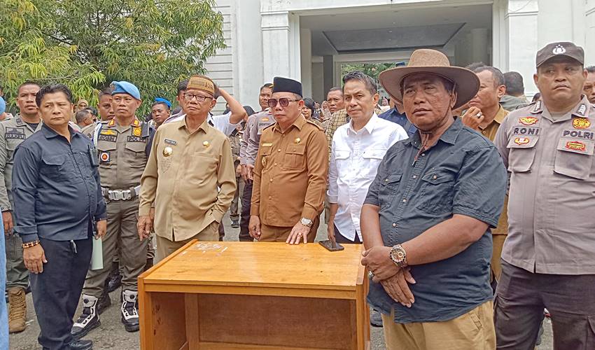 Demo di DPRD Provinsi Gorontalo, Penambang di Dampingi Langsung Bupati Ismet