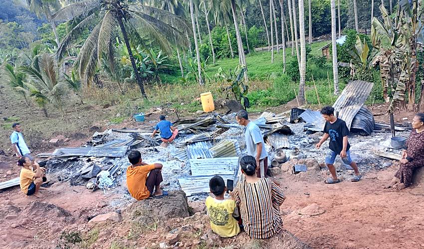 Ditinggal Pergi Berobat ke Luar Kampung, Rumah Warga Desa Pelita Hijau Hangus Terbakar