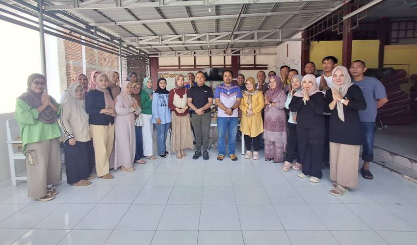 Kepala Dispora Provinsi Gorontalo, Danial Ibrahim ketika melakukan foto bersama dengan jajaran.