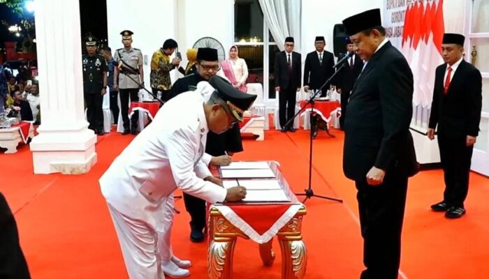 Gubernur Gusnar Lantik Bupati dan Wabup Gorut Terpilih Periode 2025-2030