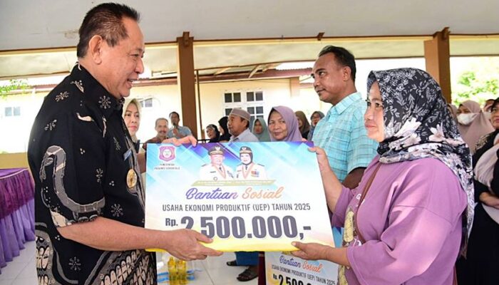 Gubernur Gusnar Salurkan Bantuan UEP di Kota Gorontalo
