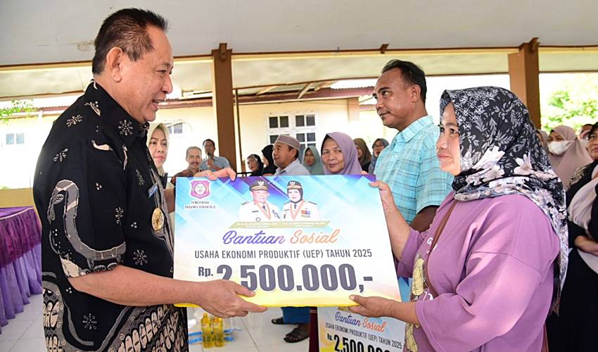 Gubernur Gusnar Salurkan Bantuan UEP di Kota Gorontalo