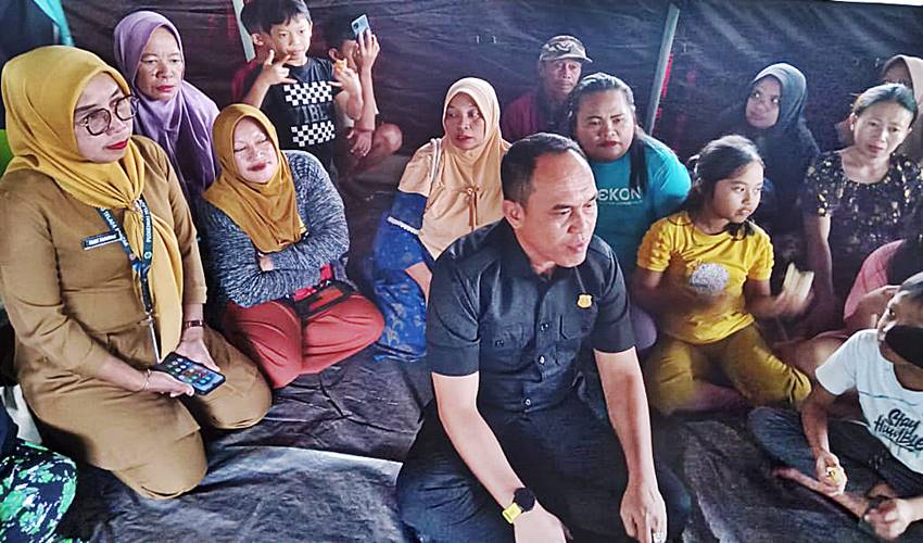 Ketua DPRD Kabgor Pantau Langsung Korban Longsor Dulamayo Selatan