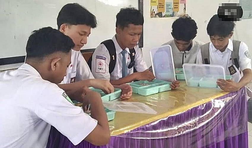 Wadah Makanan Pake Bahan Plastik, Program MBG di Kabgor Tuai Kritikan
